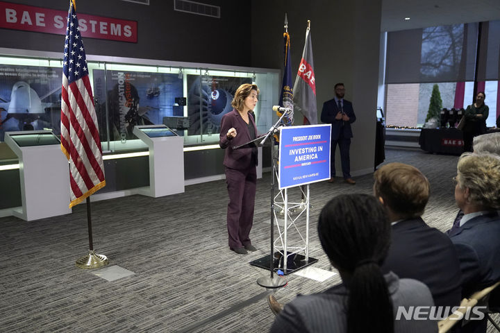 [내슈아(뉴햄프셔)=AP/뉴시스] 지나 러몬도 미국 상무부 장관이 11일(현지시간) 미국 뉴햄프셔 내슈아 소재 BAE 시스템즈 공장을 찾아 반도체법 보조금 지원을 발표하고 있다. 2023.12.12.