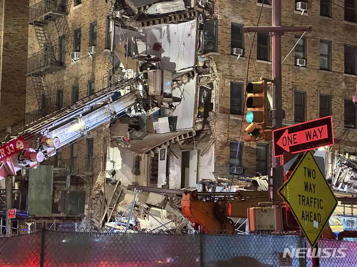 [ 뉴욕= AP/뉴시스] 뉴욕 브롱크스의 96년된 아파트 6층 빌딩이 11일(현지시간) 무너지면서 소방구조대가 안에 갇혀 있거나 잔해에 매몰된 사람들이 있는지 조사하고 있다. 2023.12.12.