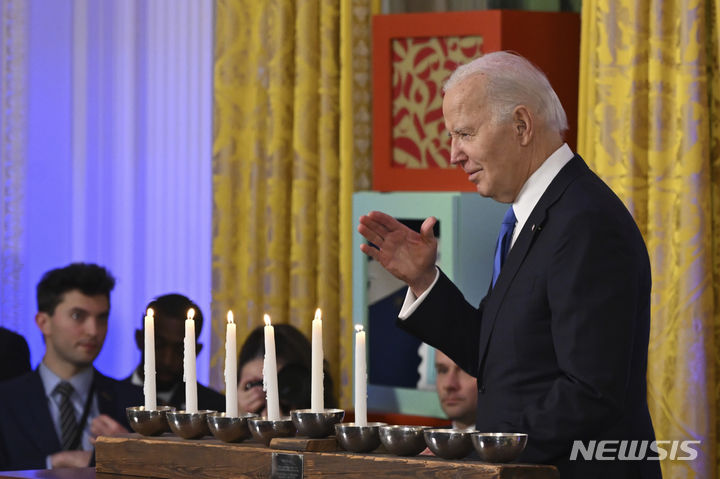 [워싱턴=AP/뉴시스]조 바이든 미국 대통령이 12일(현지시간) 미 워싱턴DC에서 열린 자금 모금 행사에서 이스라엘 정부 내 팔레스타인과의 '2국가 해법'을 반대하는 기류를 지적하며 국제사회의 지지를 잃을 수 있다고 경고했다. 사진은 바이든 대통령이 지난 11일 백악관 이스트룸에서 열린 유대교 명절 '하누카' 리셉션에 참석해 연설하고 있는 모습. 2023.12.13