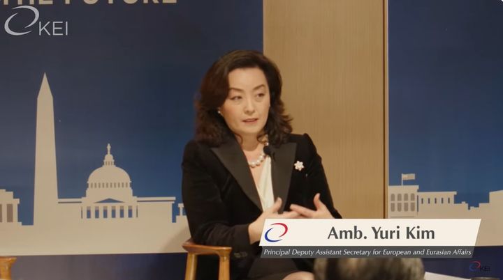 [워싱턴=뉴시스] 한국이 러시아 침공에 맞서고 있는 우크라이나에 더 많은 국방물자를 지원하길 바란다고 유리 김 국무부 유럽 및 유라시아 담당 수석 부차관보가 26일(현지시간) 한미연구소(ICAS) 온라인 심포지엄에서 밝혔다. 사진은 김 부차관보가 지난해 12월11일 한미경제연구소(KEI)가 주최한 '한미 동맹 70주년 : 공공외교를 통한 지평 확대' 세미나에서 발언하고 있다. (사진 = KEI 영상 캡쳐). 2024.02.27 *재판매 및 DB 금지