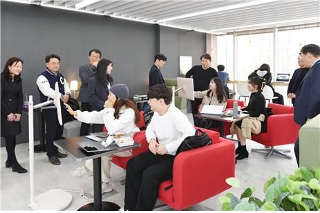 중앙대 중앙도서관 크리에이티브 존을 이용 중인 모습 (사진제공=중앙대) *재판매 및 DB 금지