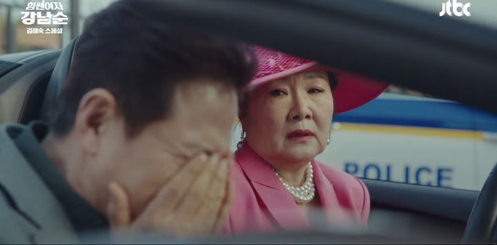 [서울=뉴시스] BBC가 10일(현지 시간) 한국 드라마 속 여성 인물이 사랑에 의존적인 모습에서 강렬하고 복합적인 인물으로 변화하고 있다고 분석했다. 최근 인기리에 종영한 JTBC드라마 '힘쎈 여자 강남순'에서는 중년의 사랑이 그려지며 화제를 모았다. (사진=JTBC Drama 공식 유튜브) 2023.12.12. *재판매 및 DB 금지
