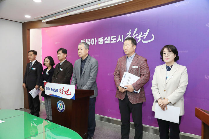 [창원=뉴시스] 강경국 기자 = 이종덕 경남 창원시 상수도사업소장이 12일 창원시청 프레스센터에서 미등록 지하수시설 자진신고 기간 운영과 관련해 브리핑을 하고 있다. (사진=창원시청 제공). 2023.12.12. photo@newsis.com *재판매 및 DB 금지