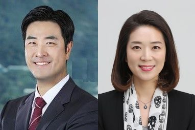 [세종=뉴시스]인사혁신처는 12일 김세진 산업통상자원부 통상분쟁대응과장(왼쪽)과 유현정 식품의약품안전처 소비자위해예방국장 등 11명의 개방형직위 우수 민간임용 공무원들에게 표창을 수여했다. (사진=인사처 제공) 2023.12.12. photo@newsis.com *재판매 및 DB 금지