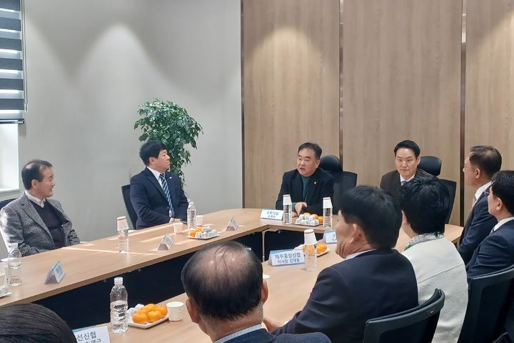 [제주=뉴시스] 지난 9일 한라신협 센트럴 지점 회의실에서 더불어민주당 국회 송재호 의원과 김한규 의원을 비롯한 제주지역 신협 임원진들이 간담회를 하고 있다. (사진=국회 송재호 의원실 제공) 2023.12.12. photo@newsis.com *재판매 및 DB 금지