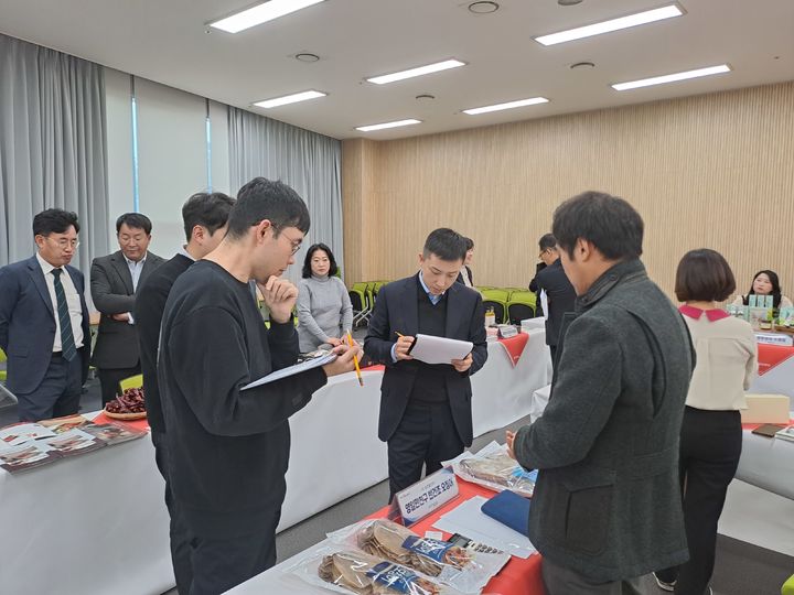 [안동=뉴시스] 12일 경북도청 동락관 세미나실에서 '2024 농특산물 TV홈쇼핑 특별판매전 품평회'가 열리고 있다. (사진=경북도 제공) 2023.12.12 *재판매 및 DB 금지