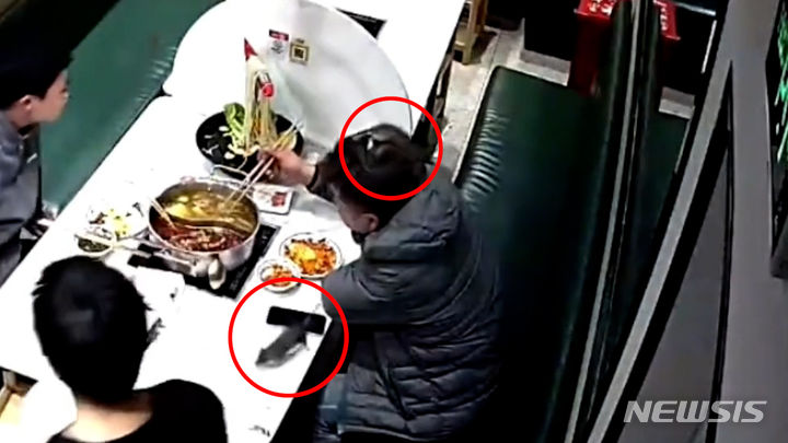잇단 위생 논란에 식품 안전에 대한 불신이 깊어지고 있는 중국의 식당에서 또 문제가 터졌다. 이번엔 식당에서 식사 중이던 손님의 머리 위로 쥐가 떨어지는 영상이 소셜미디어(SNS)에 공유돼 충격을 줬다. 출처 : @docnhanh