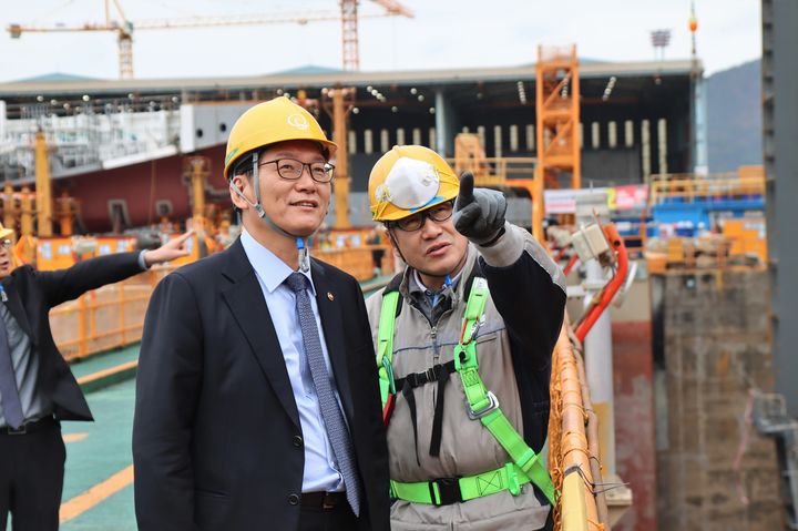 [대전=뉴시스] 김양수 기자 = 12일 고광효(왼쪽) 관세청장이 경남 거제에 위치한 한화오션㈜ 보세공장을 찾아 조선업계 수출 현장을 둘러보고 있다. (사진=관세청 제공).2023.12.12. photo@newsis.com *재판매 및 DB 금지