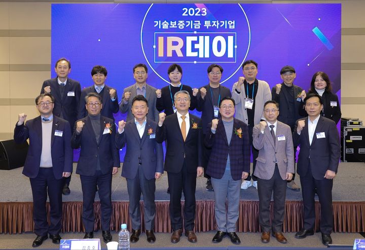 [대전=뉴시스] 조명휘 기자 = 이장우(오른쪽 세번째) 대전시장과 김종호(왼쪽 네번째) 기술보증기금 이사장 등이 12일 오후 대전컨벤션센터에서 창업·벤처투자 활성화를 위한 업무협약을 체결한 뒤 기념사진을 찍고 있다. (사진= 대전시 제공) 2023.12.12. photo@newsis.com *재판매 및 DB 금지