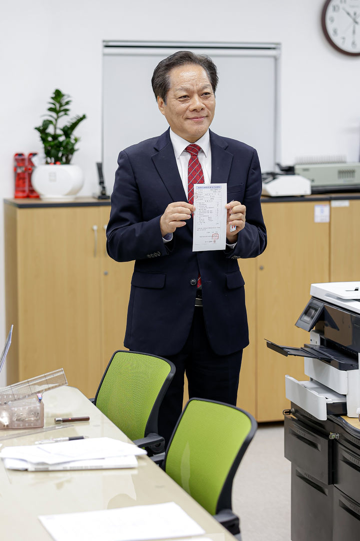 [부산=뉴시스] 제22대 총선 예비후보 등록 첫날인 12일 오전 화신사이버대학교 정상모 교수는 부산 사하구선거관리위원회를 방문해 '사하구을' 지역 예비후보 등록을 하고 있다. (사진=정상모 교수 제공) *재판매 및 DB 금지