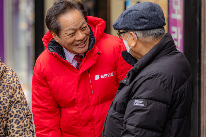 [부산=뉴시스] 12일 부산 사하구을 지역에 예비후보 등록한 화신사이버대학교 정상모 교수가 사하구 장림골목시장에서 시민들을 만나 인사를 나누고 있다. (사진=정상모 교수 제공) *재판매 및 DB 금지