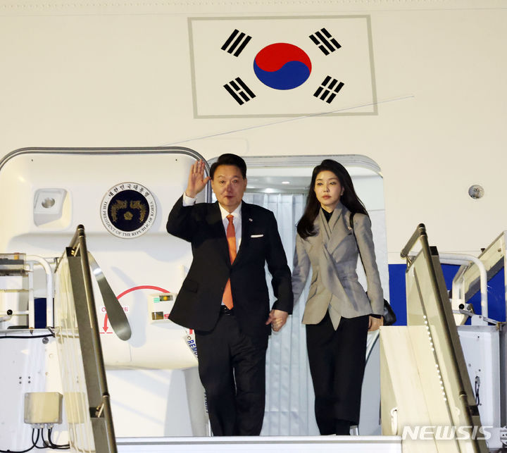 [암스테르담=뉴시스] 조수정 기자 = 네덜란드를 국빈 방문한 윤석열 대통령과 부인 김건희 여사가 11일(현지시간) 암스테르담 스히폴 공항에 도착해 공군 1호기에서 내리며 인사하고 있다. 2023.12.12. chocrystal@newsis.com
