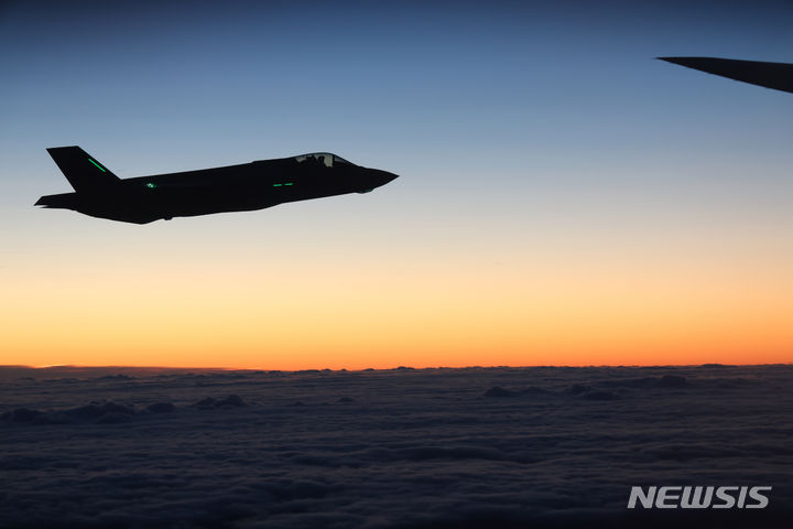 [암스테르담=뉴시스] 조수정 기자 = 네덜란드를 국빈 방문하는 윤석열 대통령과 부인 김건희 여사가 탑승한 공군 1호기가 11일(현지시간) 네덜란드 공군기의 호위를 받고 있다. 2023.12.12. chocrystal@newsis.com