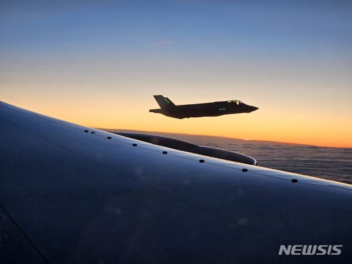 [암스테르담=뉴시스] 조수정 기자 = 네덜란드를 국빈 방문하는 윤석열 대통령과 부인 김건희 여사가 탑승한 공군 1호기가 11일(현지시간) 네덜란드 공군기의 호위를 받고 있다. 2023.12.12. chocrystal@newsis.com