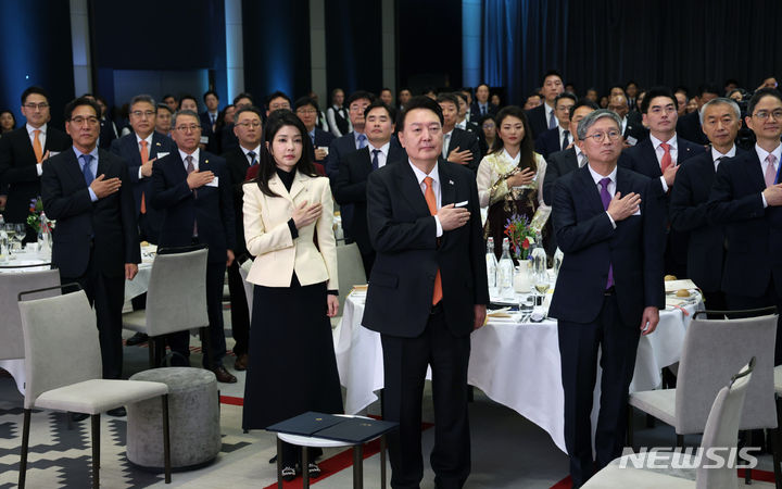 [암스테르담=뉴시스] 조수정 기자 = 네덜란드를 국빈 방문한 윤석열 대통령과 부인 김건희 여사가 11일(현지시간) 암스테르담 한 호텔에서 열린 동포 만찬간담회에서 국기에 경례하고 있다. 2023.12.12. chocrystal@newsis.com