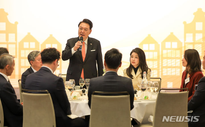 [암스테르담=뉴시스] 조수정 기자 = 네덜란드를 국빈 방문한 윤석열 대통령이 11일(현지시간) 암스테르담 한 호텔에서 열린 동포 만찬간담회에서 참석 동포 소감 발표 후 마무리 발언을 하고 있다. (공동취재) 2023.12.12. chocrystal@newsis.com