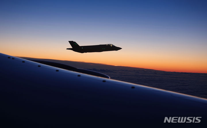 [암스테르담=뉴시스] 조수정 기자 = 네덜란드를 국빈 방문하는 윤석열 대통령과 부인 김건희 여사가 탑승한 공군 1호기가 11일(현지시간) 네덜란드 공군기의 호위를 받고 있다. (공동취재) 2023.12.12. chocrystal@newsis.com