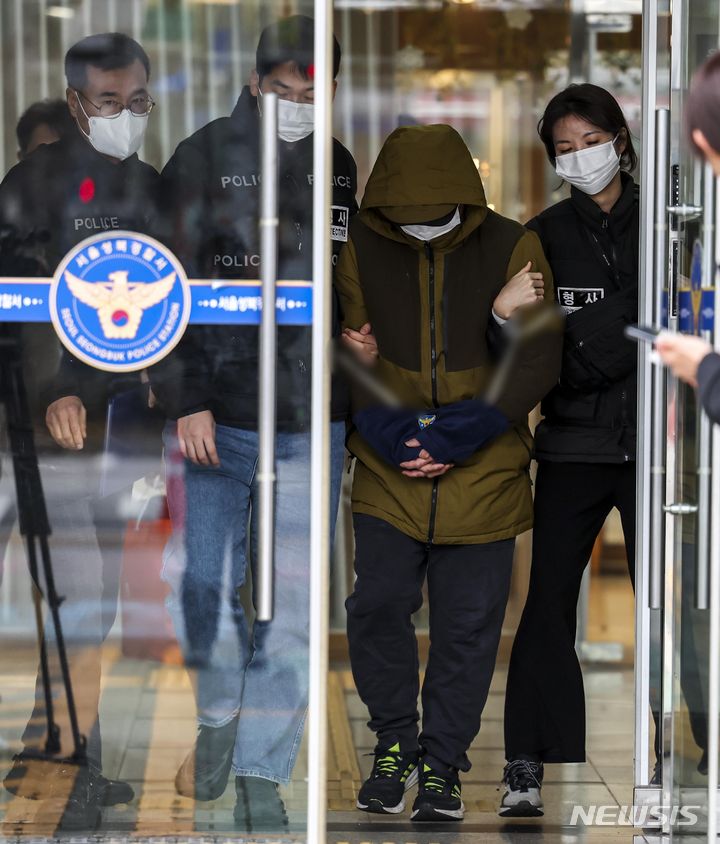 [서울=뉴시스] 정병혁 기자 = 아내를 둔기로 살해한 혐의를 받는 대형 로펌 출신 미국 변호사 A씨가 12일 서울 성북구 성북경찰서에서 서울중앙지방검찰청으로 송치되고 있다. 2023.12.12. jhope@newsis.com