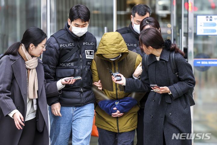 [서울=뉴시스] 정병혁 기자 = 아내를 둔기로 살해한 혐의를 받는 대형 로펌 출신 미국 변호사 A씨가 지난해 12월12일 서울 성북구 성북경찰서에서 서울중앙지방검찰청으로 송치되고 있다. 2023.12.12. jhope@newsis.com