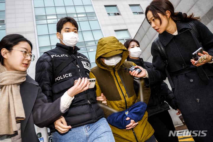 [서울=뉴시스] 정병혁 기자 = 이혼 소송 중인 아내를 살해한 혐의로 재판에 넘겨진 대형 로펌 출신 미국 변호사가 항소심에서도 중형을 선고받았다. 사진은 아내를 둔기로 살해한 혐의를 받는 대형 로펌 출신 미국 변호사 현모씨가 지난해 12월12일 서울 성북구 성북경찰서에서 서울중앙지방검찰청으로 송치되고 있는 모습. 2023.12.12. jhope@newsis.com