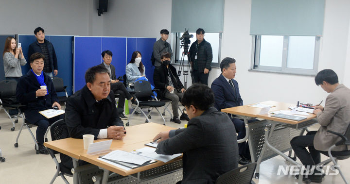 [전주=뉴시스] 김얼 기자 = 제22대 국회의원선구 예비후보자 등록일인 12일 전북 전주시 완산구선거관리위원회에서 예비후보들과 보좌진들이 후보등록을 하고 있다. 2023.12.12. pmkeul@newsis.com