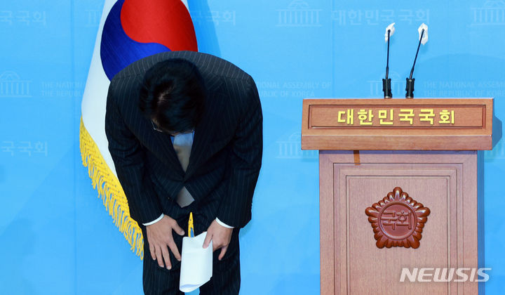 [서울=뉴시스] 고범준 기자 = 장제원 국민의힘 의원이 12일 오전 서울 여의도 국회 소통관에서 총선 불출마 관련 기자회견에 앞서 고개 숙여 인사하고 있다. 2023.12.12. bjko@newsis.com