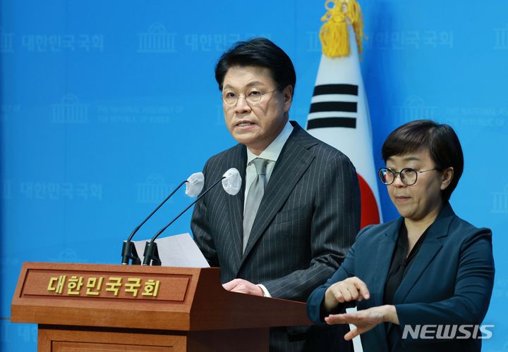 [서울=뉴시스] 고범준 기자 = 장제원 국민의힘 의원이 12일 오전 서울 여의도 국회 소통관에서 총선 불출마 관련 기자회견을 하고 있다. 2023.12.12. bjko@newsis.com