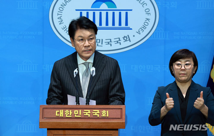 [서울=뉴시스] 고범준 기자 = 장제원 국민의힘 의원이 12일 오전 서울 여의도 국회 소통관에서 총선 불출마 관련 기자회견을 하고 있다. 2023.12.12. bjko@newsis.com