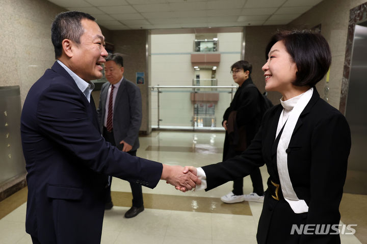 [서울=뉴시스] 조성우 기자 = 오영주 중소벤처기업부 장관 후보자(오른쪽)가 12일 오전 서울 구로구 벤처기업협회에서 성상엽 벤처기업협회장과 만나 인사하고 있다. 2023.12.12. xconfind@newsis.com