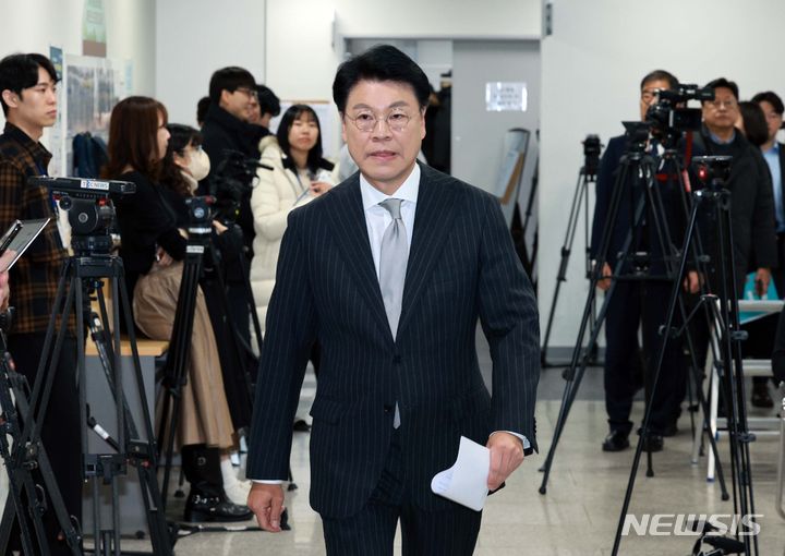 [서울=뉴시스] 고범준 기자 = 장제원 국민의힘 의원이 12일 오전 서울 여의도 국회 소통관에서 총선 불출마 관련 기자회견을 하기 위해 이동하고 있다. 2023.12.12. bjko@newsis.com