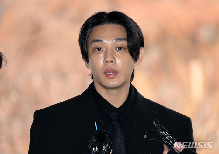 [서울=뉴시스] 고승민 기자 = 마약류 관리에 관한 법률 위반(향정) 등 혐의로 기소된 배우 유아인(본명 엄홍식)이 12일 오전 서울중앙지방법원에서 열린 첫 공판에 출석하던 중 취재진 질문에 답하고 있다. (공동취재) 2023.12.12. photo@newsis.com