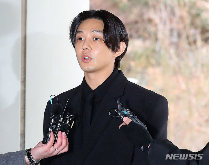 [서울=뉴시스] 고승민 기자 = 마약류 관리에 관한 법률 위반(향정) 등 혐의로 기소된 배우 유아인(본명 엄홍식)이 12일 오전 서울중앙지방법원에서 열린 첫 공판에 출석하고 있다. (공동취재) 2023.12.12. photo@newsis.com