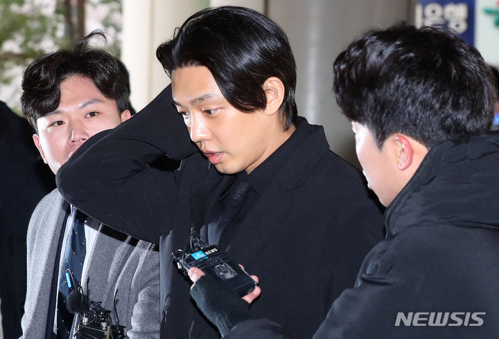 [서울=뉴시스] 고승민 기자 = 마약류 관리에 관한 법률 위반(향정) 등 혐의로 기소된 배우 유아인(본명 엄홍식)이 12일 오전 서울중앙지방법원에서 열린 첫 공판에 출석하고 있다. (공동취재) 2023.12.12. photo@newsis.com