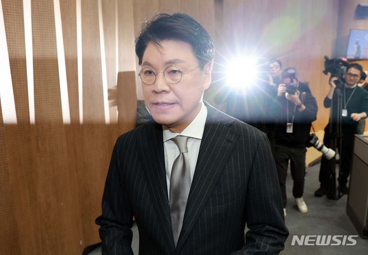 [서울=뉴시스] 고범준 기자 = 장제원 국민의힘 의원이 12일 오전 서울 여의도 국회 소통관에서 총선 불출마 관련 기자회견을 마친 뒤 이동하고 있다. 2023.12.12. bjko@newsis.com