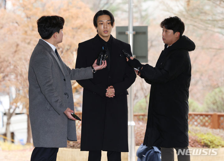 [서울=뉴시스] 고승민 기자 = 마약류 관리에 관한 법률 위반(향정) 등 혐의로 기소된 배우 유아인(본명 엄홍식)이 12일 오전 서울중앙지방법원에서 열린 첫 공판에 출석하고 있다. (공동취재) 2023.12.12. photo@newsis.com