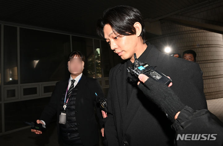 [서울=뉴시스] 고승민 기자 = 마약류 관리에 관한 법률 위반(향정) 등 혐의로 기소된 배우 유아인(본명 엄홍식)이 12일 오전 서울중앙지방법원에서 열린 첫 공판에 출석하고 있다. (공동취재) 2023.12.12. photo@newsis.com