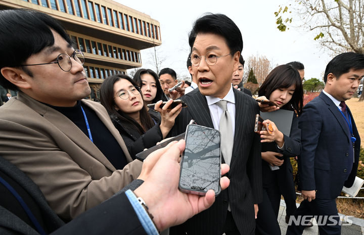 [서울=뉴시스] 고범준 기자 = 장제원 국민의힘 의원이 12일 서울 여의도 국회 소통관에서 총선 불출마 선언 기자회견을 마친 뒤 취재진의 질문에 답변하고 있다. (공동취재) 2023.12.12. photo@newsis.com