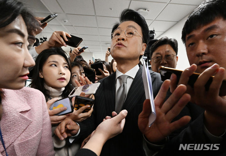 [서울=뉴시스] 고범준 기자 = 장제원 국민의힘 의원이 12일 서울 여의도 국회 소통관에서 총선 불출마 선언 기자회견을 마친 뒤 취재진의 질문에 답변하고 있다. (공동취재) 2023.12.12. photo@newsis.com