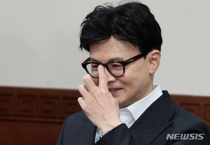 [서울=뉴시스] 김명원 기자 = 한동훈 법무부 장관이 12일 오전 서울 종로구 정부서울청사에서 열린 국무회의에 참석해 자리하고 있다. 2023.12.12. kmx1105@newsis.com