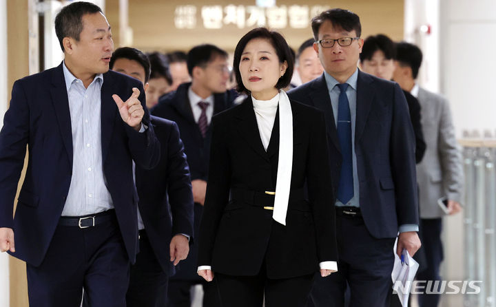 [서울=뉴시스] 조성우 기자 = 오영주 중소벤처기업부 장관 후보자가 12일 오전 서울 구로구 벤처기업협회에서 성상엽 벤처기업협회장과 차담회를 마친 뒤 벤처기업협회 초대회장 고 이민화 명예회장의 추모관인 이민화 라이브러리로 이동하고 있다. 2023.12.12. xconfind@newsis.com