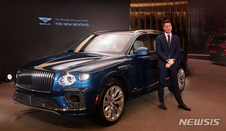 [서울=뉴시스] 김선웅 기자 = 벤틀리모터스코리아 아울러 크리스티안 슐릭 총괄상무가 12일 서울 동대문구 벤틀리타워에서 플래그십 SUV ‘벤테이가 EWB(Bentayga EWB)’를 소개하고 있다. 사진은 본 기사와 직접적 관련 없음. 2023.12.12. mangusta@newsis.com