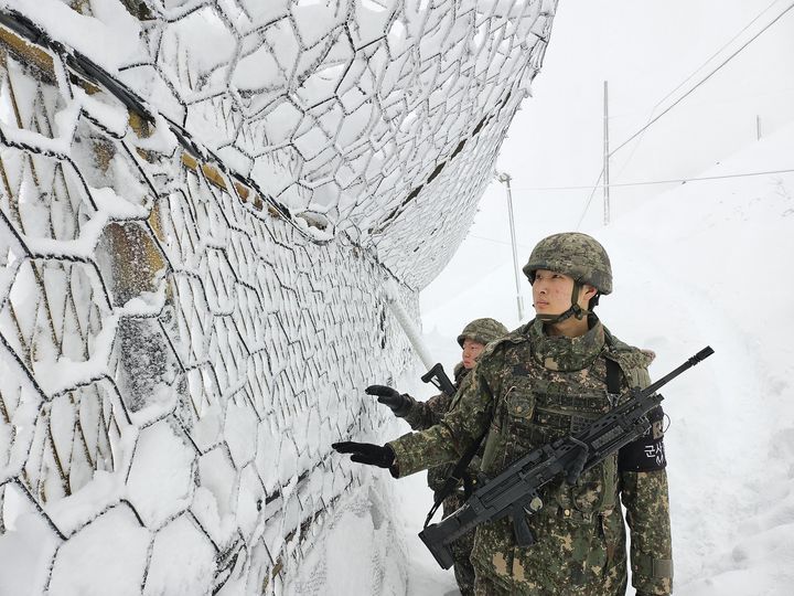 [서울=뉴시스] 전날부터 강원 지역에 많은 눈이 내린 가운데 을지부대 장병들이 12일 최전방에서 빈틈 없는 경계작전을 수행하고 있다. (사진=국방부 제공) 2023.12.12. photo@newsis.com *재판매 및 DB 금지