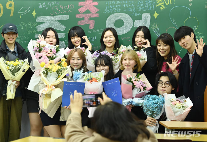 [시흥=뉴시스] 김종택 기자 = 12일 경기도 시흥시 함현고등학교에서 열린 졸업식에서 학생들이 기념촬영 하며 추억을 남기고 있다. 2023.12.12. jtk@newsis.com