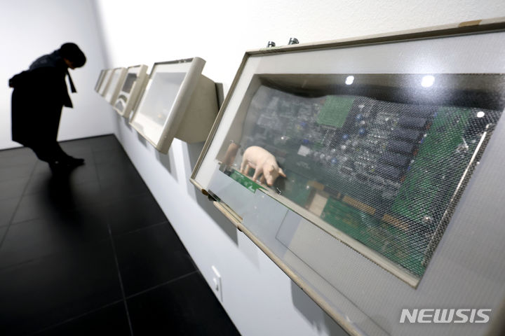 [서울=뉴시스] 박진희 기자 = 갤러리현대는 임충섭 개인전 '획(劃)' 전시 개막에 앞서 12일 서울 종로구 갤러리현대 신관에서 언론공개회를 갖고 작가의 작품 '화석-풍경 다이얼로그 6-13'을 선보이고 있다. 2023.12.12. pak7130@newsis.com