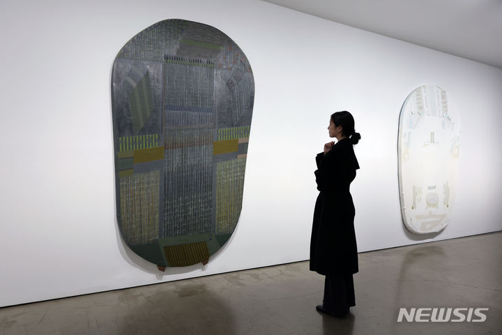 [서울=뉴시스] 박진희 기자 = 갤러리현대는 임충섭 개인전 '획(劃)' 전시 개막에 앞서 12일 서울 종로구 갤러리현대 신관에서 언론공개회를 갖고 작가의 작품 '수직선 상의 동양 문자'를 선보이고 있다.&nbsp; 2023.12.12. pak7130@newsis.com