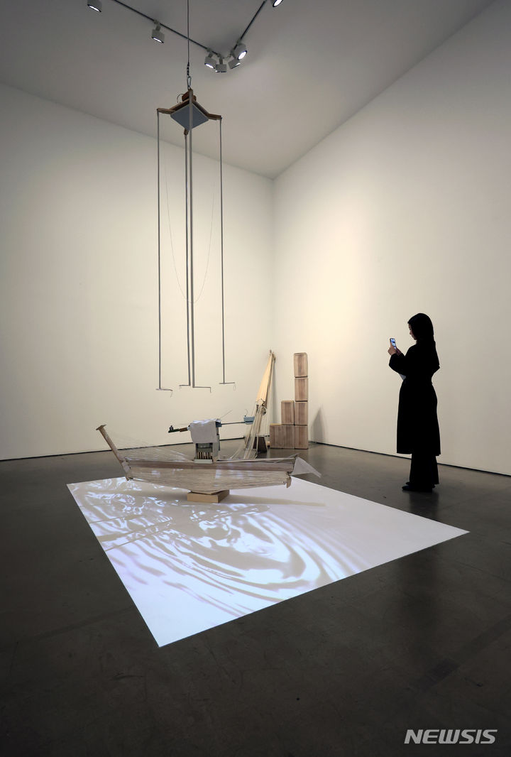 [서울=뉴시스] 박진희 기자 = 갤러리현대는 임충섭 개인전 '획(劃)' 전시 개막에 앞서 12일 서울 종로구 갤러리현대 신관에서 언론공개회를 갖고 작가의 작품 '길쌈'을 선보이고 있다. 2023.12.12. pak7130@newsis.com