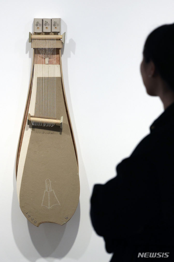 [서울=뉴시스] 박진희 기자 = 갤러리현대는 임충섭 개인전 '획(劃)' 전시 개막에 앞서 12일 서울 종로구 갤러리현대 신관에서 언론공개회를 갖고 작가의 작품 '1000 와트'를 선보이고 있다. 전시는 오는 14일부터 2024년 1월 21일까지. 2023.12.12. pak7130@newsis.com