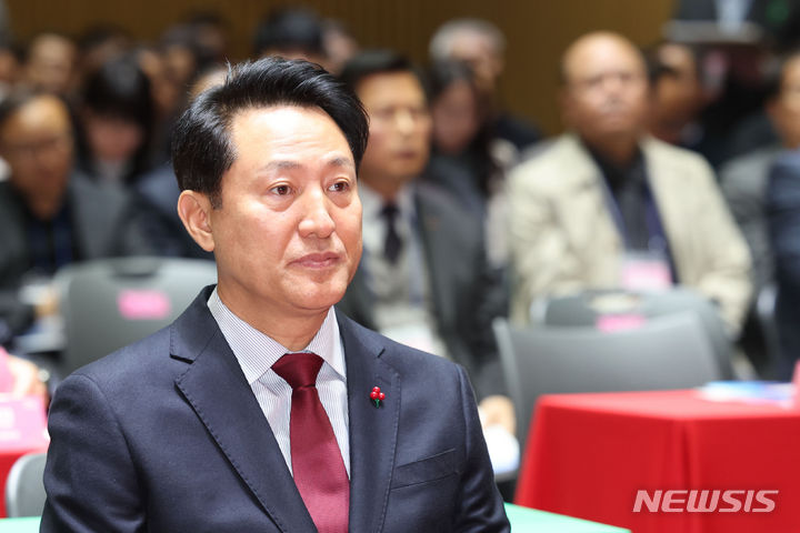 [서울=뉴시스] 권창회 기자 =오세훈 서울시장이 12일 오후 서울 중구 서울시청에서 열린 북 EMP 위협에 따른 서울시 도시기능 유지 방안 포럼에 참석해 자리하고 있다. 2023.12.12. kch0523@newsis.com