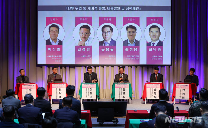 [서울=뉴시스] 권창회 기자 = 12일 오후 서울 중구 서울시청에서 열린 북 EMP 위협에 따른 서울시 도시기능 유지 방안 포럼에서 김열수 한국군사문제연구원 안보전략실장이 포럼 소개를 하고 있다. 2023.12.12. kch0523@newsis.com