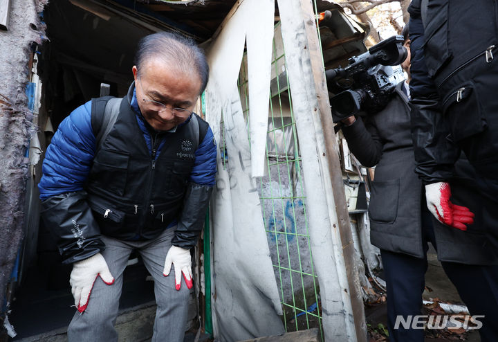 [서울=뉴시스] 고승민 기자 = 윤재옥 국민의힘 원내대표가 12일 서울 구룡마을의 한 가정집으로 연탄나눔 봉사를 하고 있다. 2023.12.12. kkssmm99@newsis.com